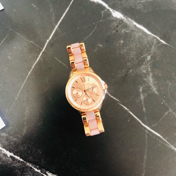 Michael Kors pink & gold watch (BNWOT) - Picture 7 of 7